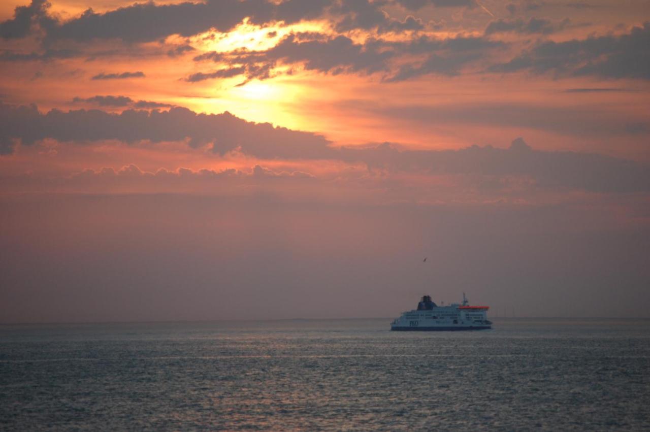 Le Bord De Mer Calais Exteriör bild